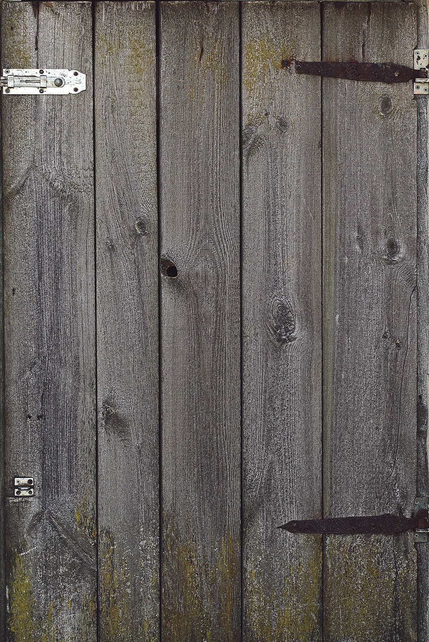 Comment restaurer une vieille porte en bois massif facilement ?